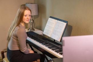 teenager in online piano lesson
