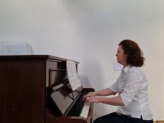 Olwen at piano