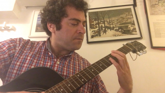 Online guitar teacher Ben Singer playing the classical guitar